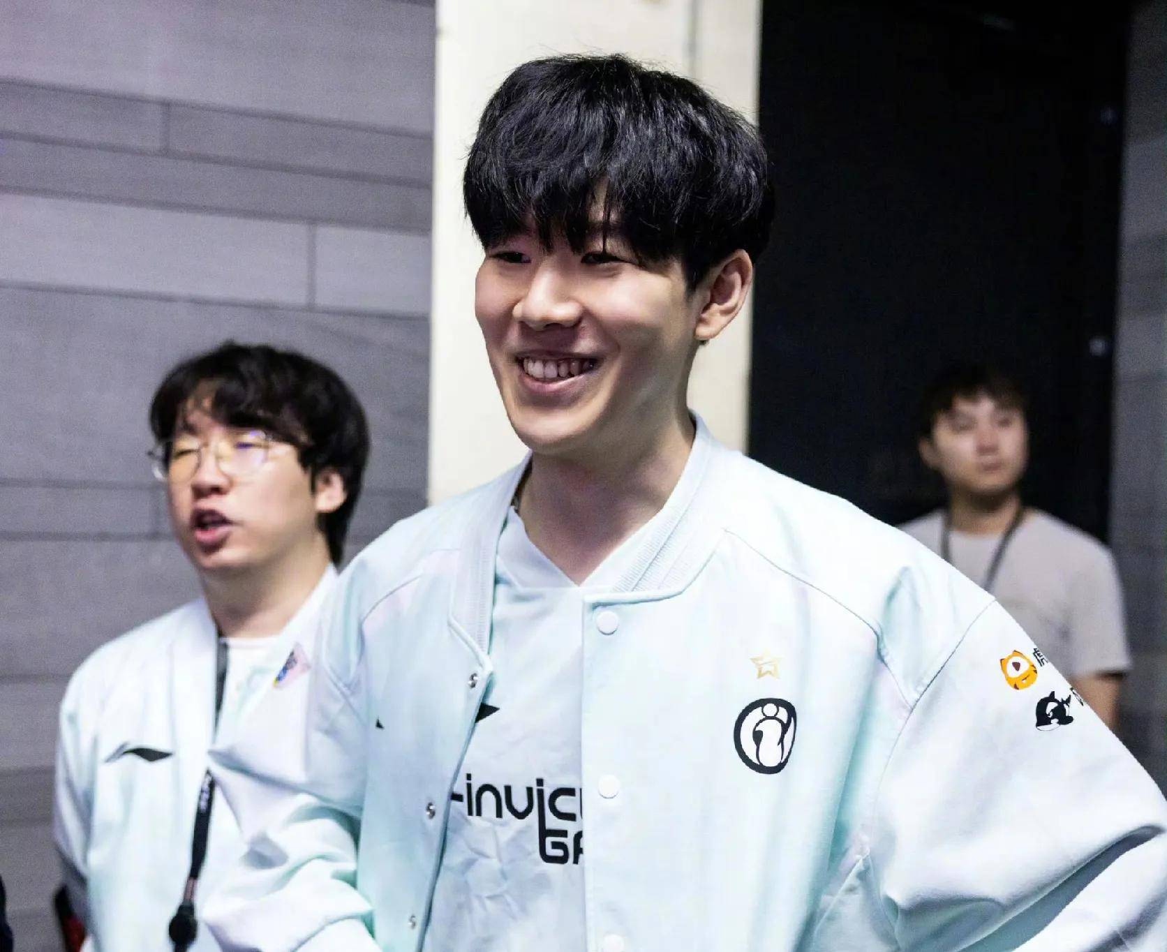 进青少年发 进青少年发